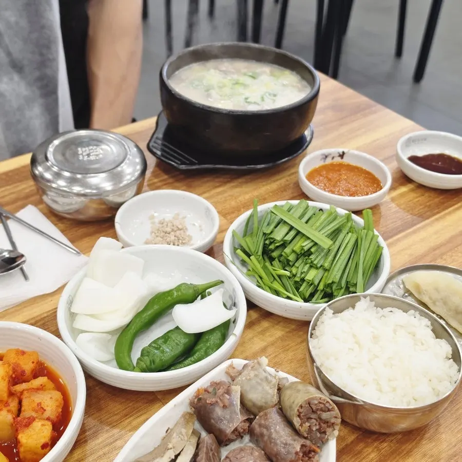 식사를 마친 순대국 뚝배기