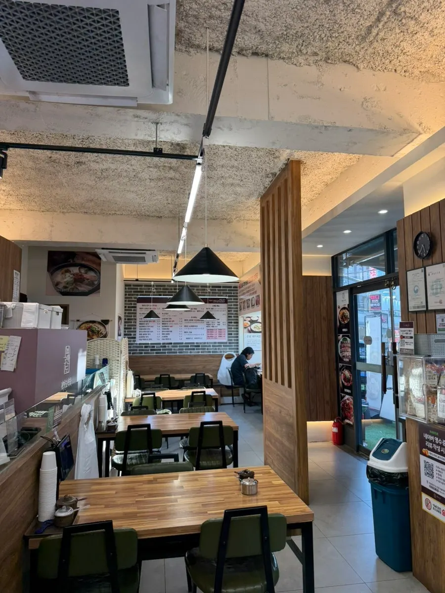 연세로4길 평안도식당 간판과 입구