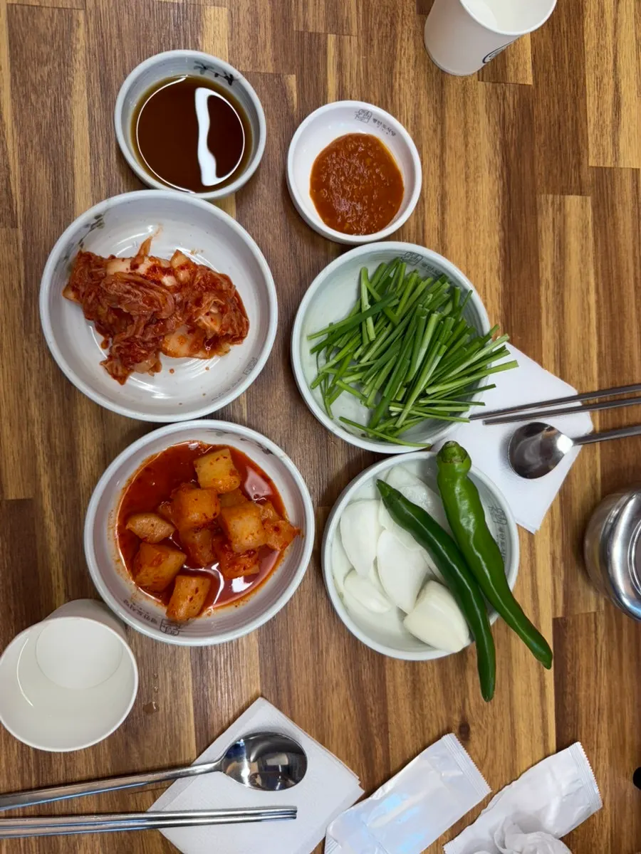깍두기와 배추김치 등 기본 반찬