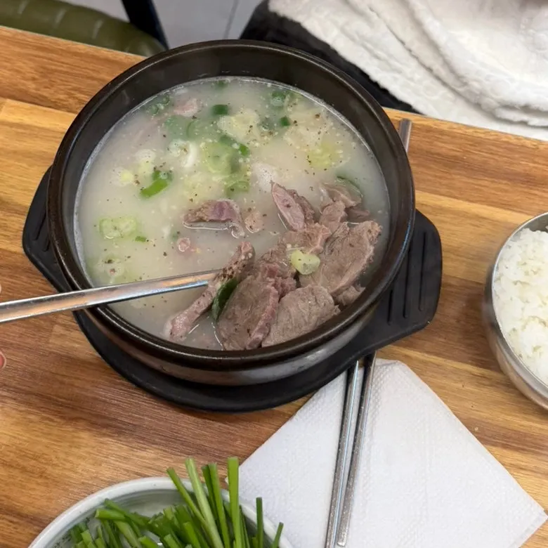 공깃밥과 함께 나온 국밥 한 그릇