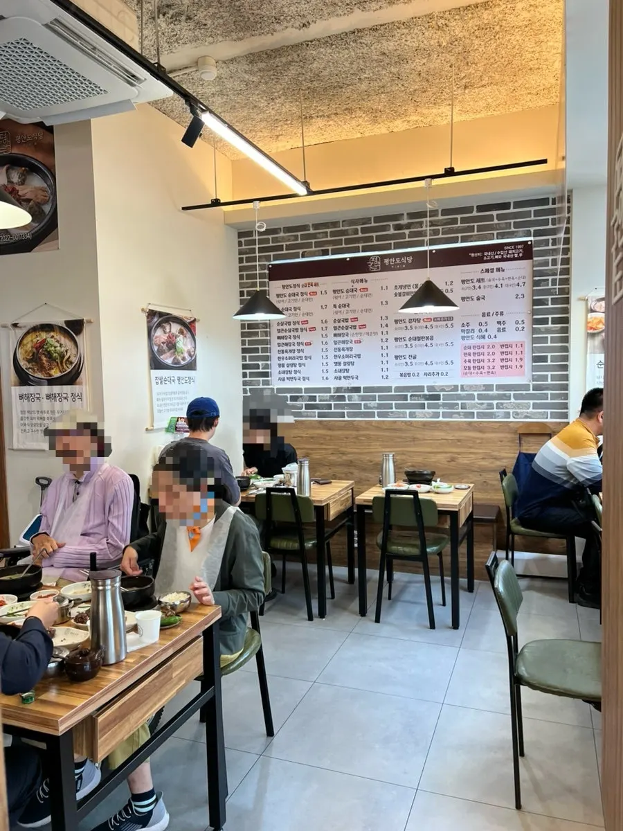 Group table seating for multiple diners