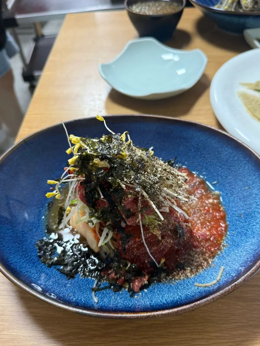 80% buckwheat noodles topped with raw beef