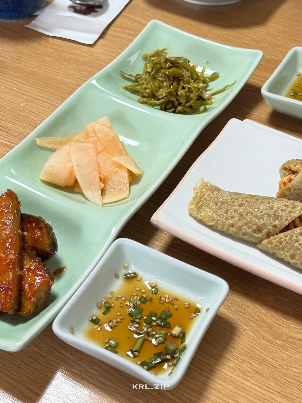 配酱汁一起上桌的荞麦煎饼