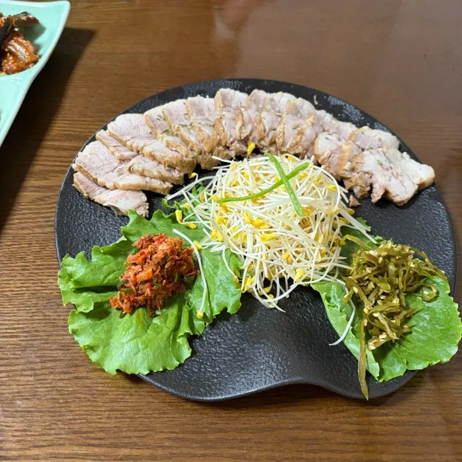 The first dish served: a plate of buckwheat sprout suyuk
