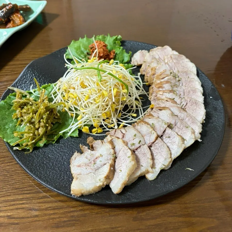 Domestic pork suyuk plated with buckwheat sprouts