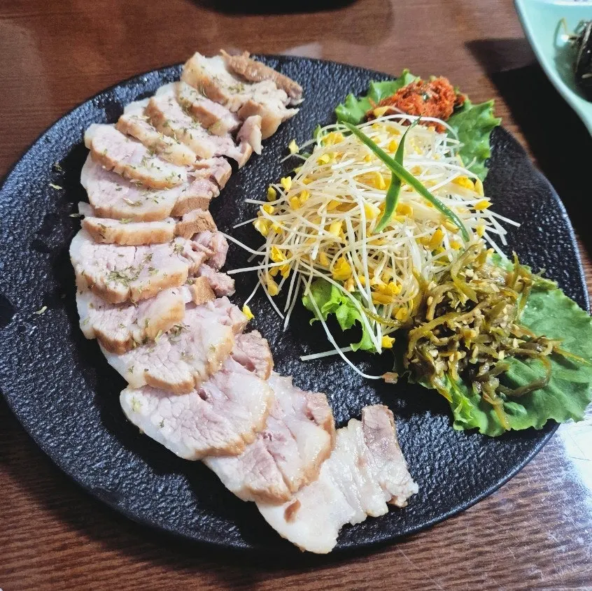 메밀싹 수육 한 접시