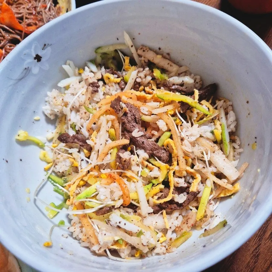 쌈과 함께 먹는 불고기 비빔밥