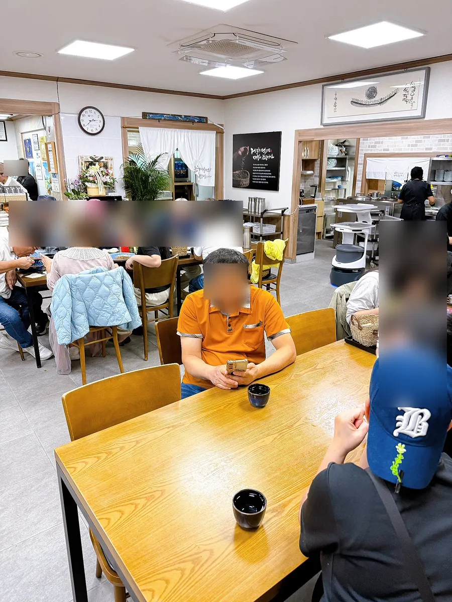한식 명장 상장이 걸린 매장 벽면