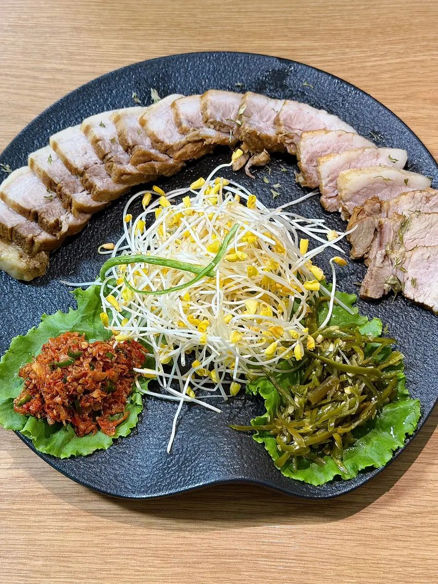 메밀싹과 함께 나온 메밀싹 수육 한 접시