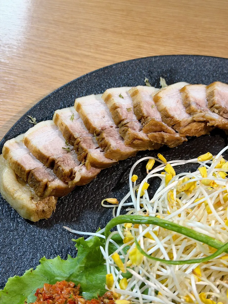 부드럽게 썰린 수육 클로즈업