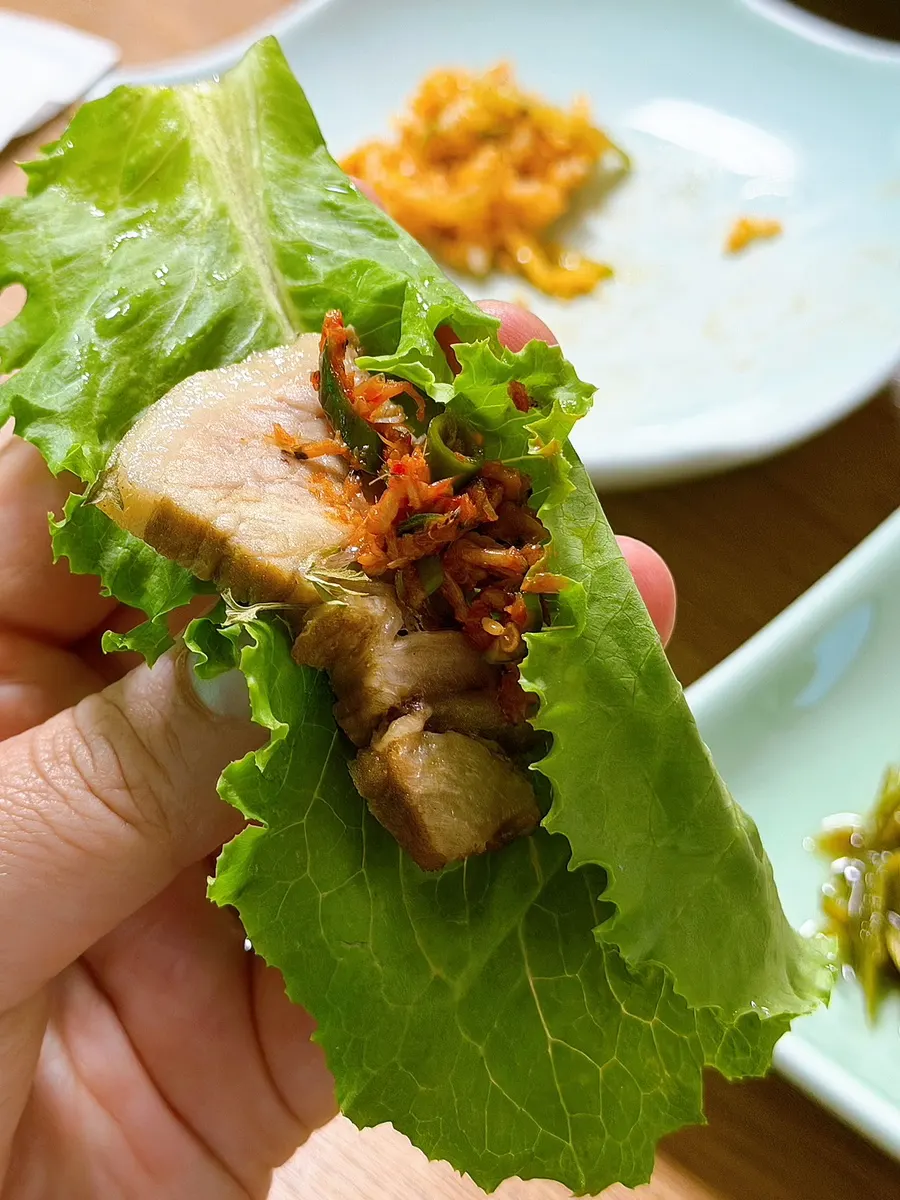 상추에 수육과 메밀싹을 싼 쌈