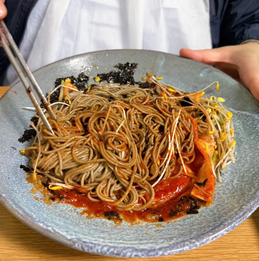 메밀 비빔국수와 반찬이 놓인 상차림