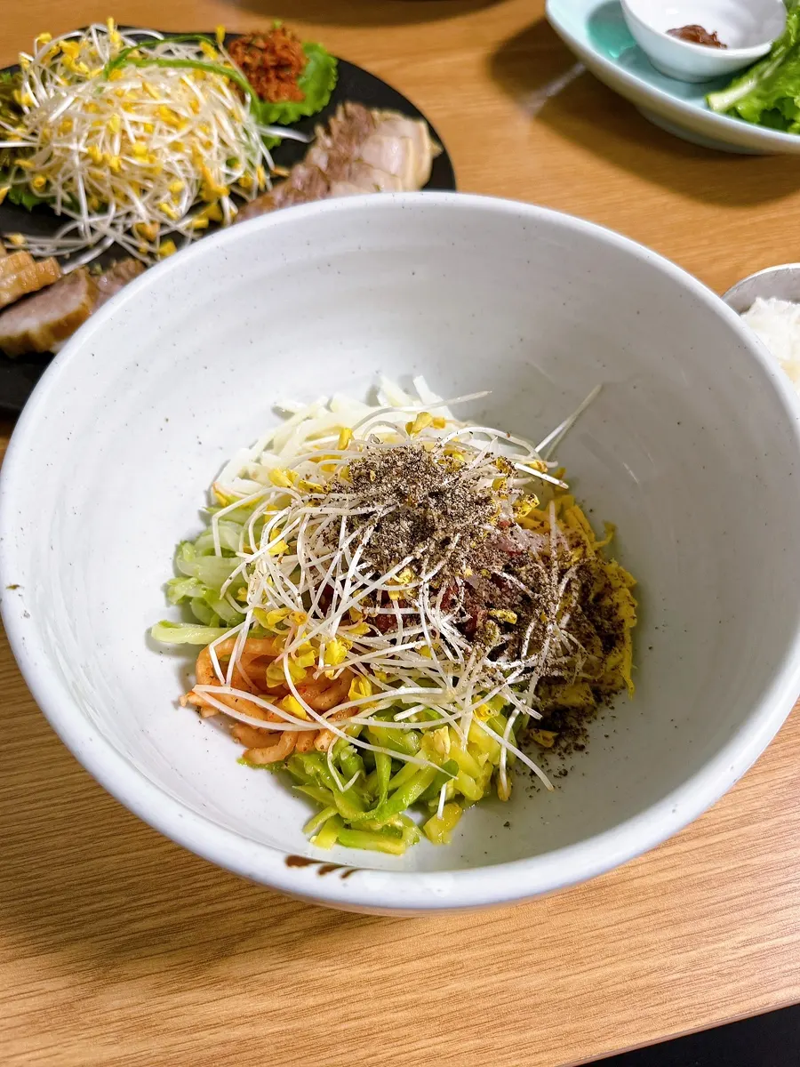 메밀싹 육회 비빔밥 한 그릇