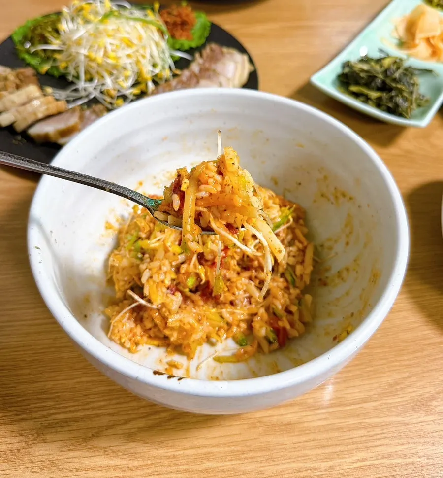 육회가 올라간 메밀싹 비빔밥 클로즈업