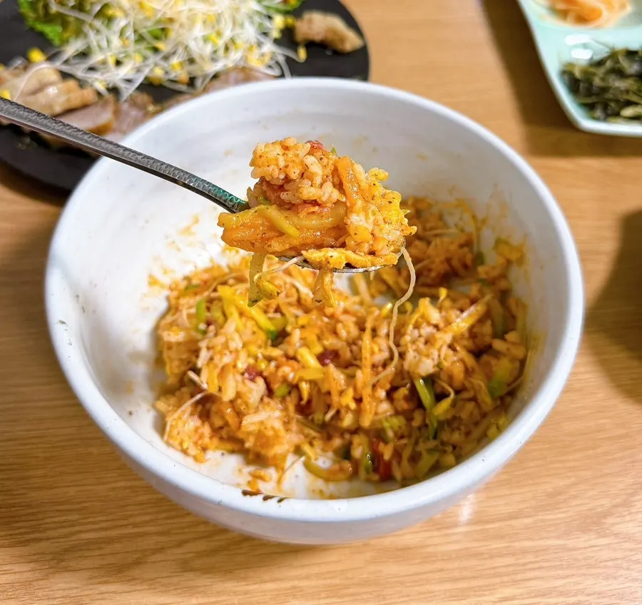 특제 소스를 곁들인 육회비빔밥