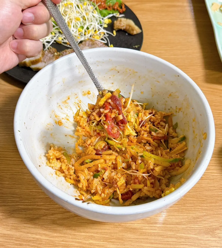 비벼놓은 메밀싹 육회 비빔밥
