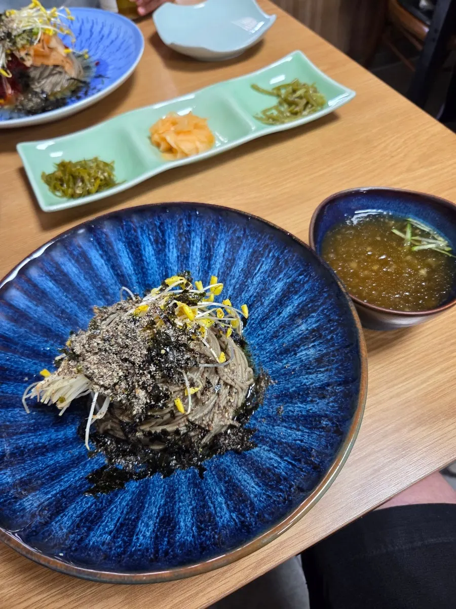 The full order laid out on the table at Bongpyeong Memil Migayeon