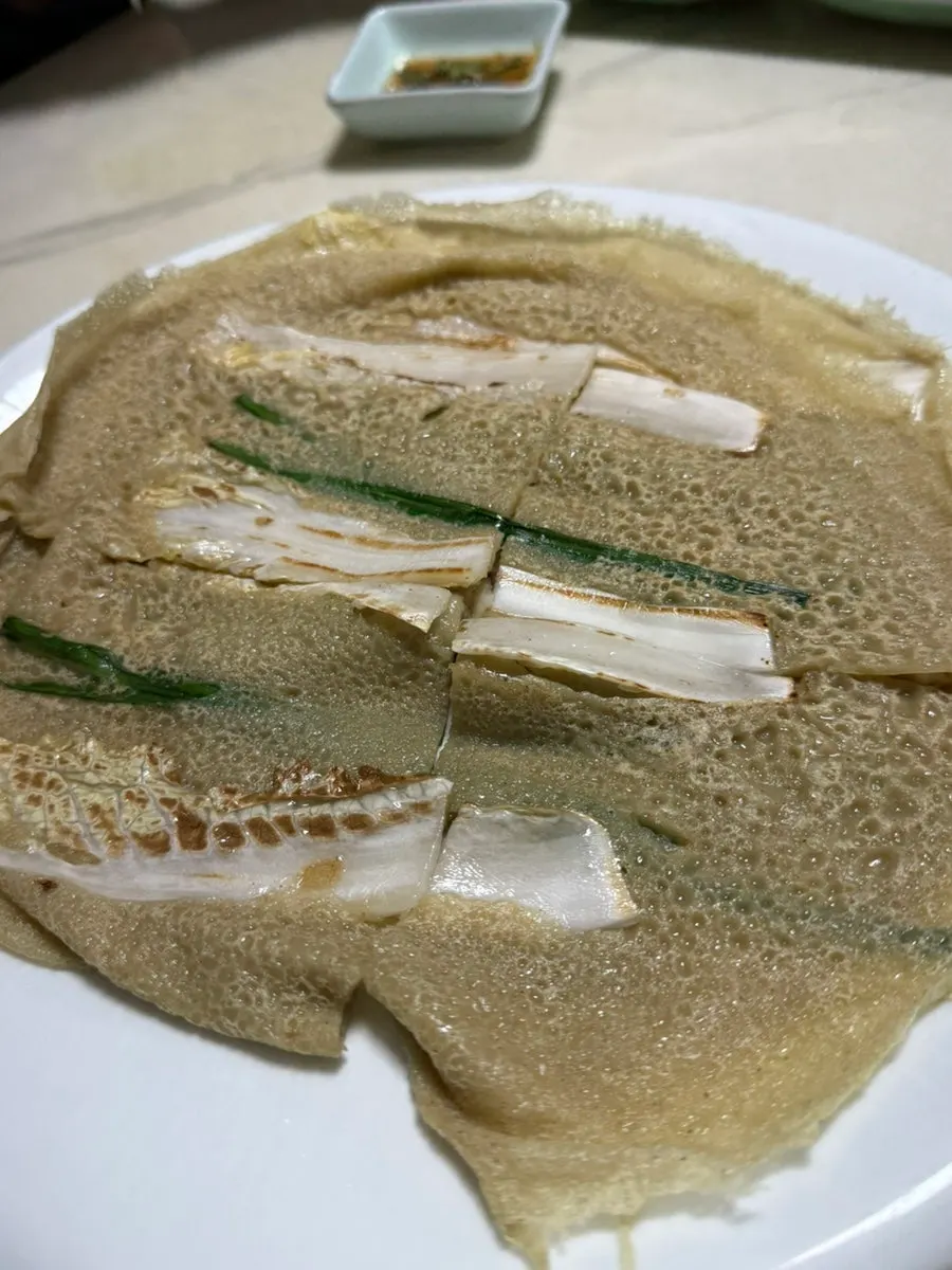 Boiled pork wrapped in a buckwheat sprout leaf