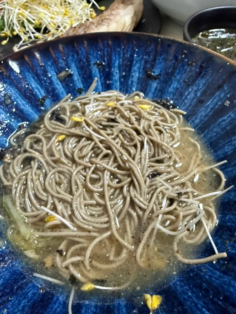 Cold mul-makguksu after pouring in the broth, with dashima-cho