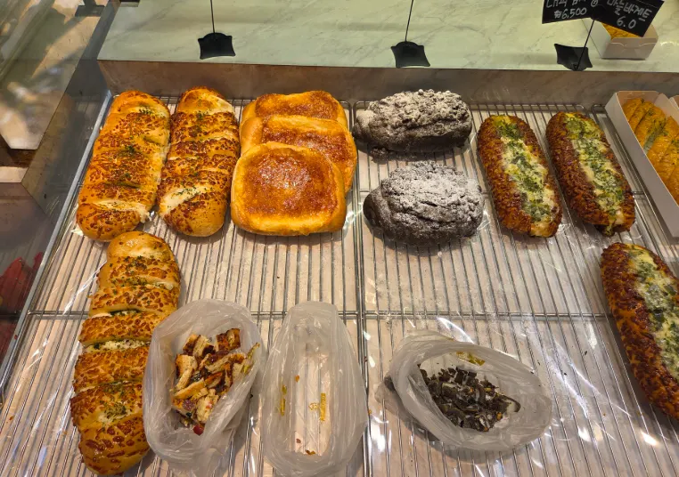 Display counter where tastings are available at Milbat Bakery Pyeongchon