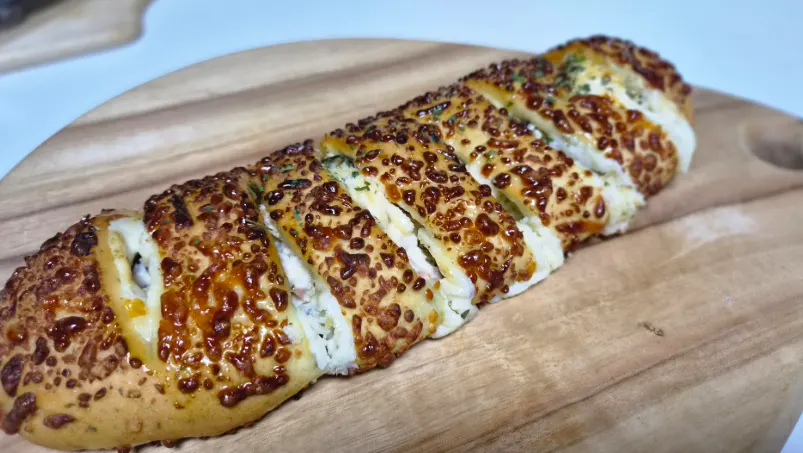 Packaged basil tomato bread