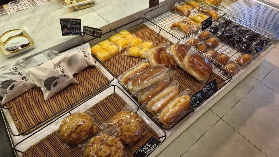Bread display case at Milbat Bakery Pyeongchon