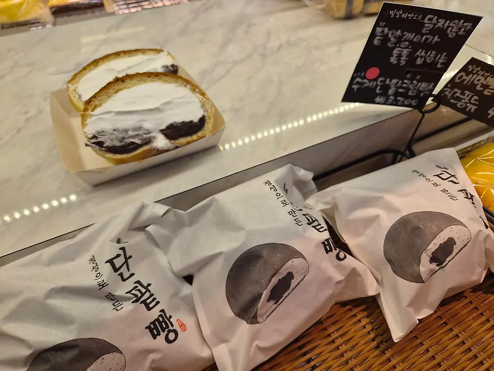 Cake display at Milbat Bakery Pyeongchon