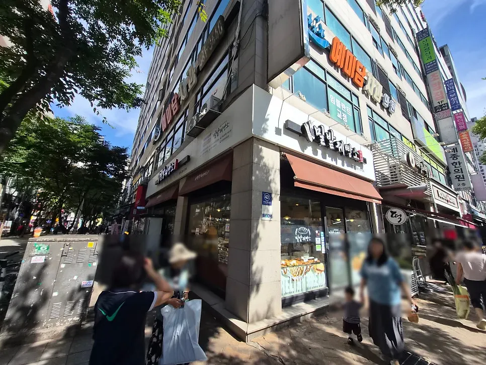 Milbat Bakery's cozy neighborhood-style exterior