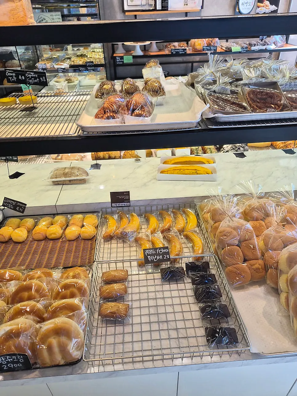 Display case with sliced bread and baguettes