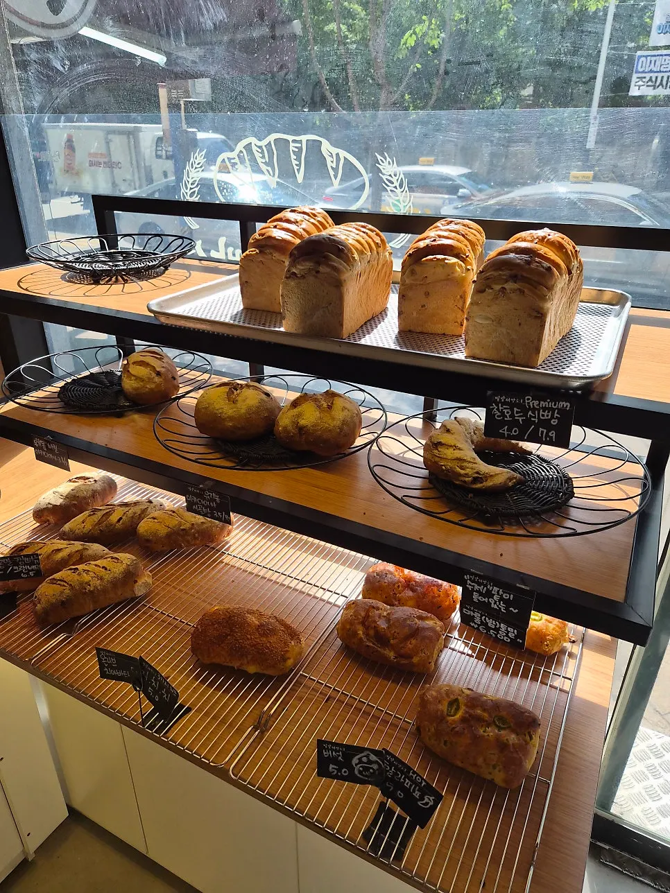 Sausage bread, pizza bread and other meal-replacement breads