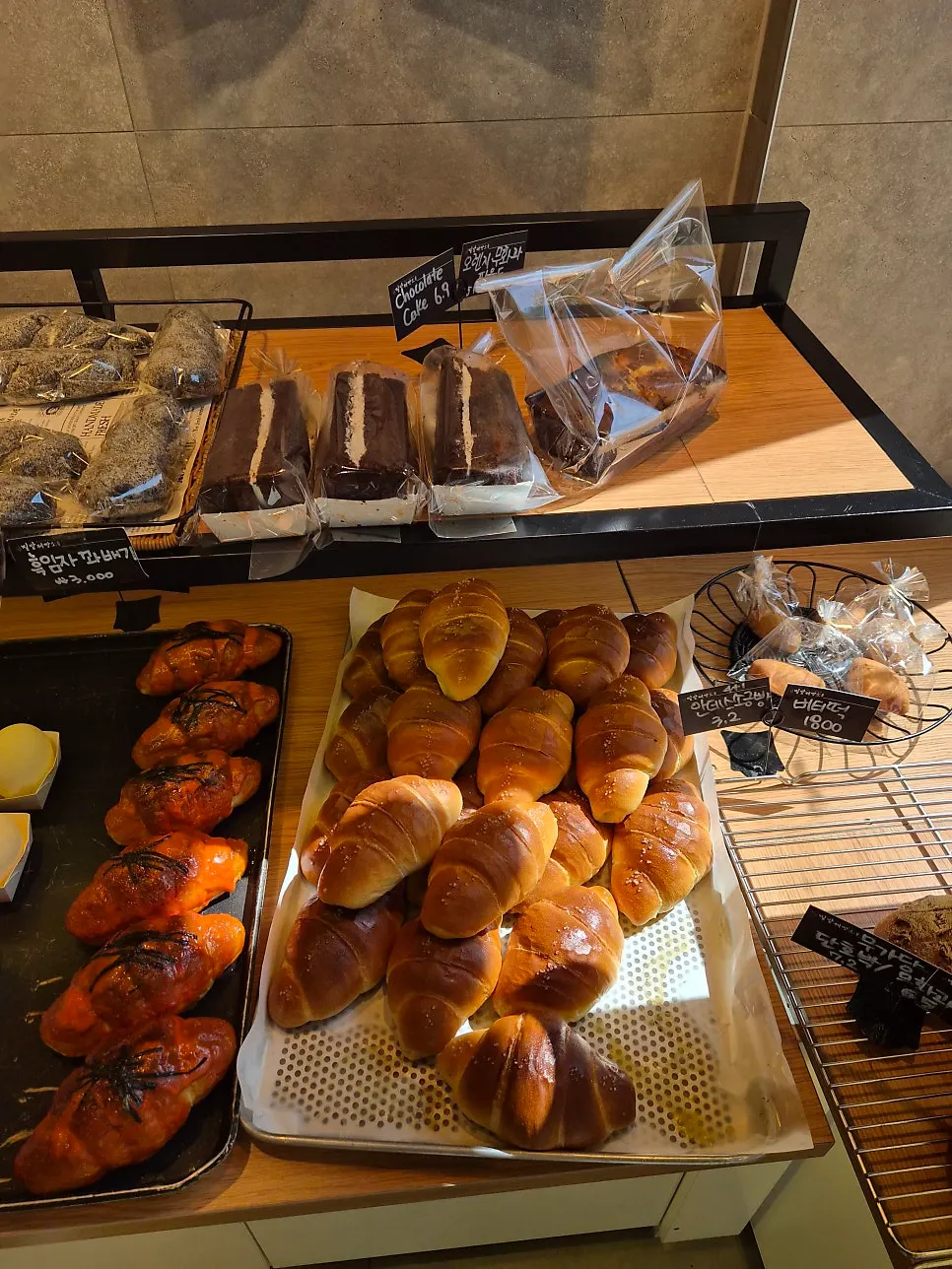 Ang-butter and cream buns among snack breads
