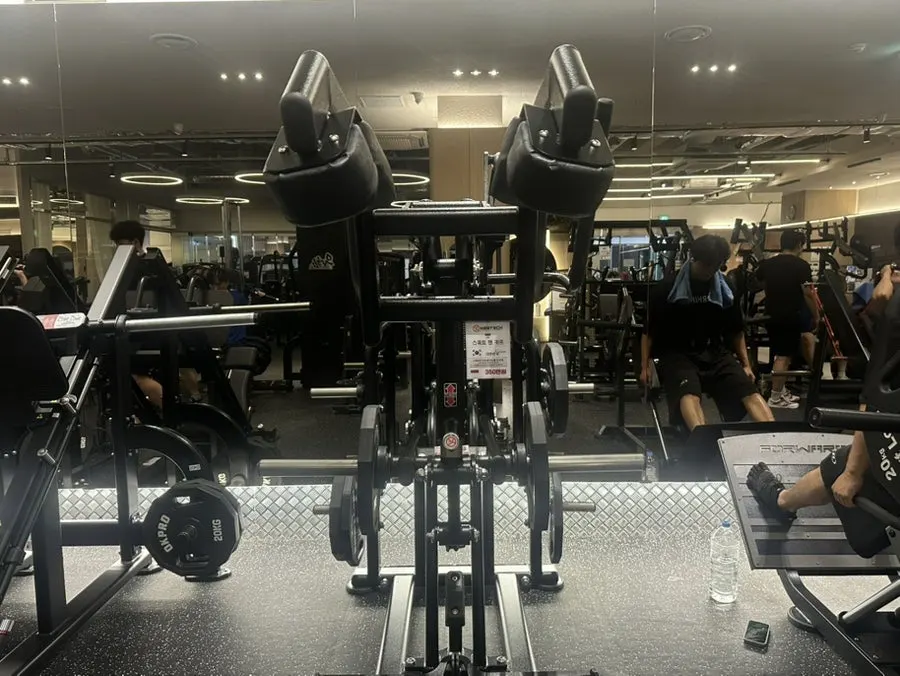 양쪽 10kg을 끼운 스쿼트머신