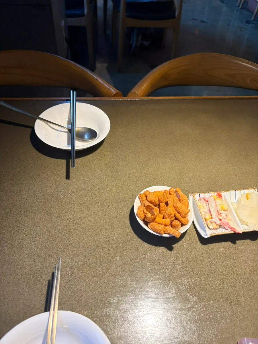 기본으로 나온 게맛살 샐러드와 치킨과자