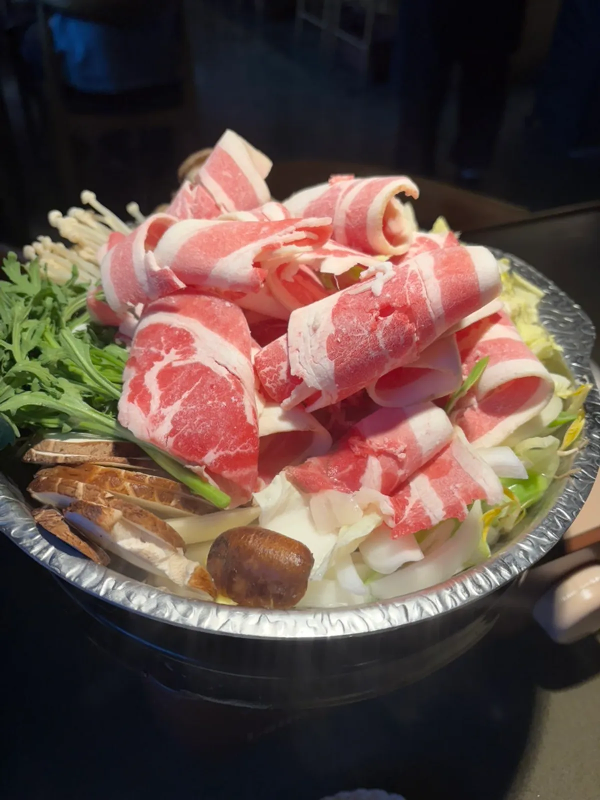 바이찬 스키야끼 냄비와 맥주 한 병