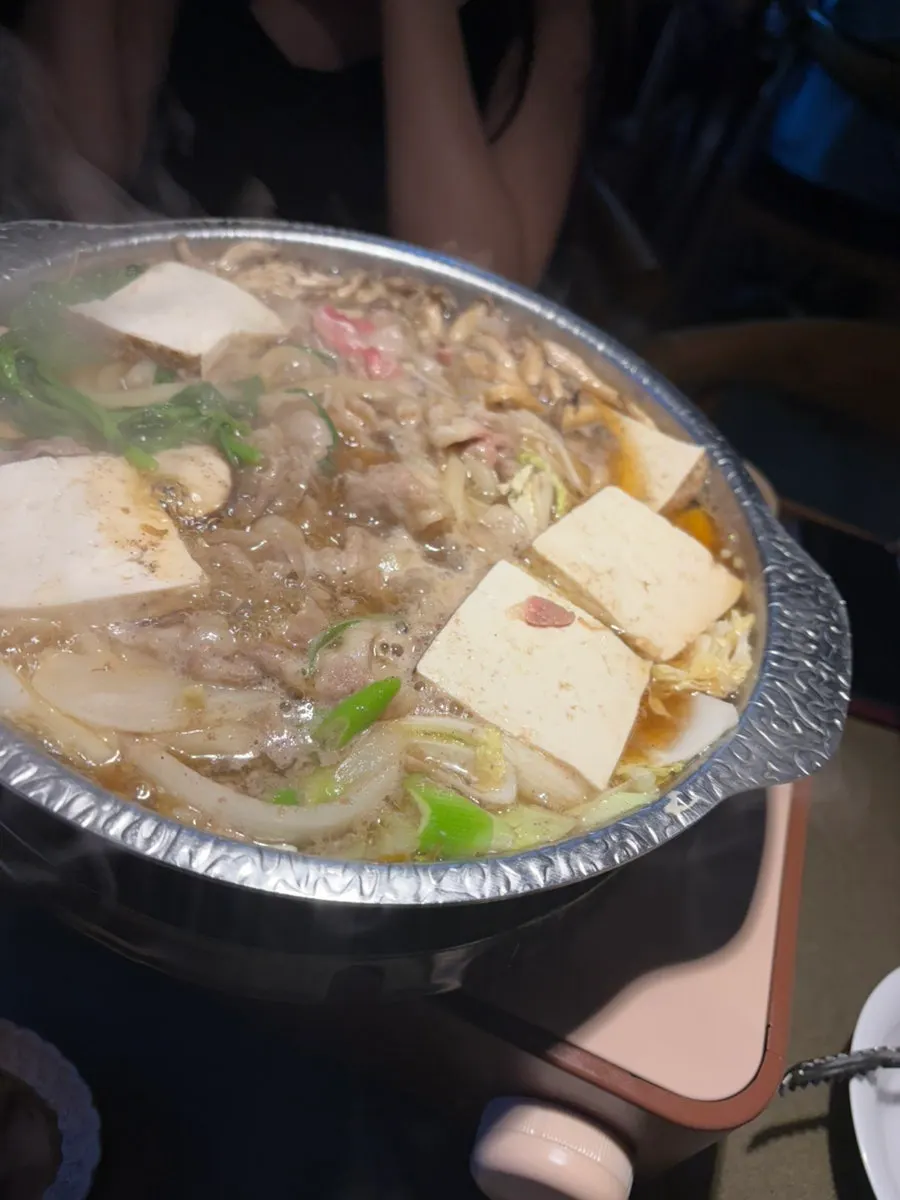 우동사리를 넣어 끓인 스키야끼 육수
