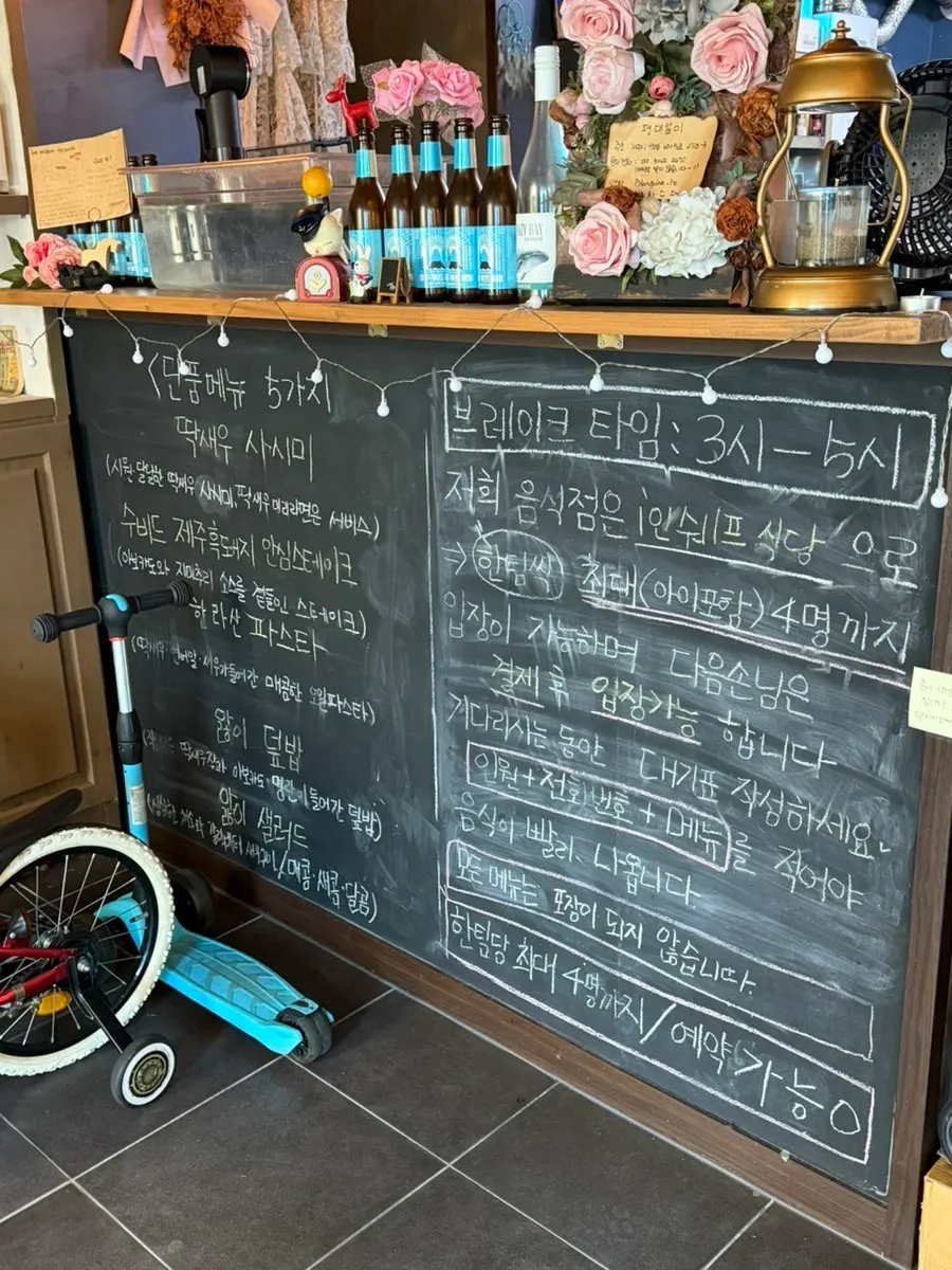 평대앓이 대기 공간과 화장실 앞 통로