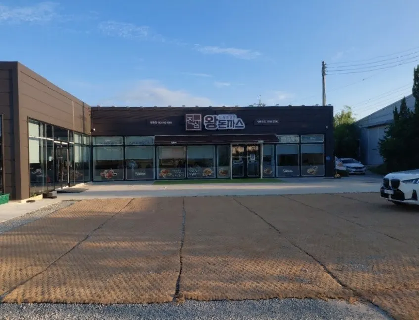 Spacious dedicated parking lot at Jinsim King Donkatsu Pyeongdong Branch