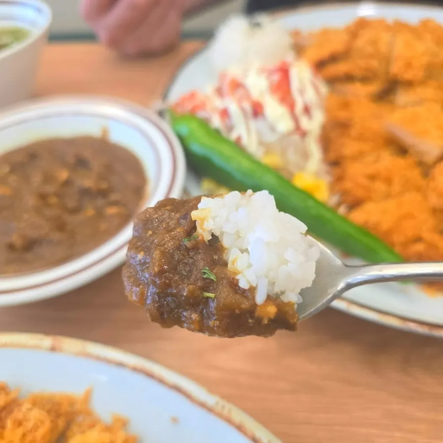 カレーソースと白ご飯の組み合わせ