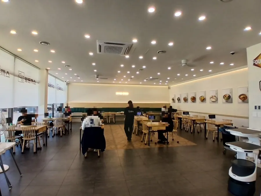 테이블 간격이 여유로운 넓은 매장 내부