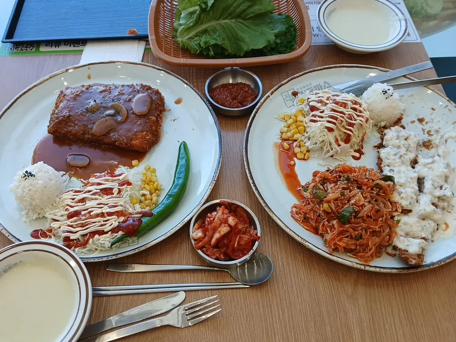 밥과 샐러드, 옥수수가 함께 나온 돈까스 한 상
