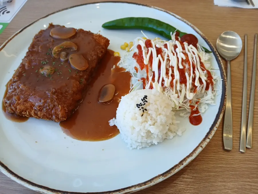 쫄면이 함께 나온 진심 쫄 생선까스