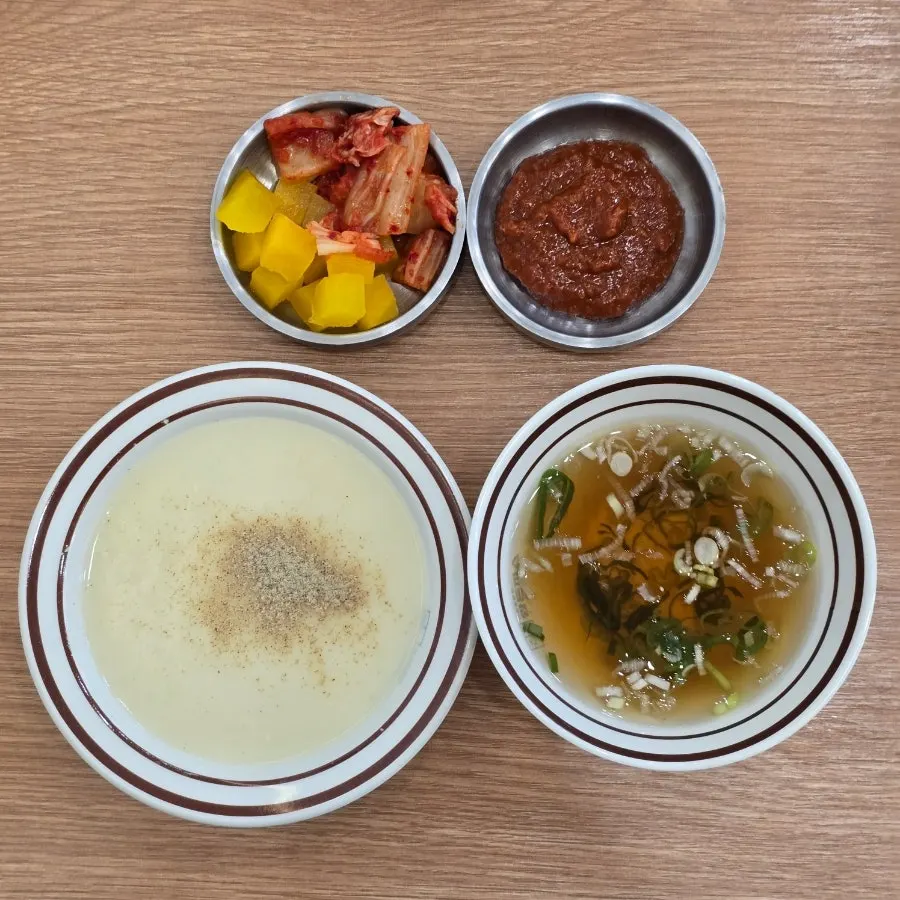 셀프바에서 챙겨온 상추와 쌈장