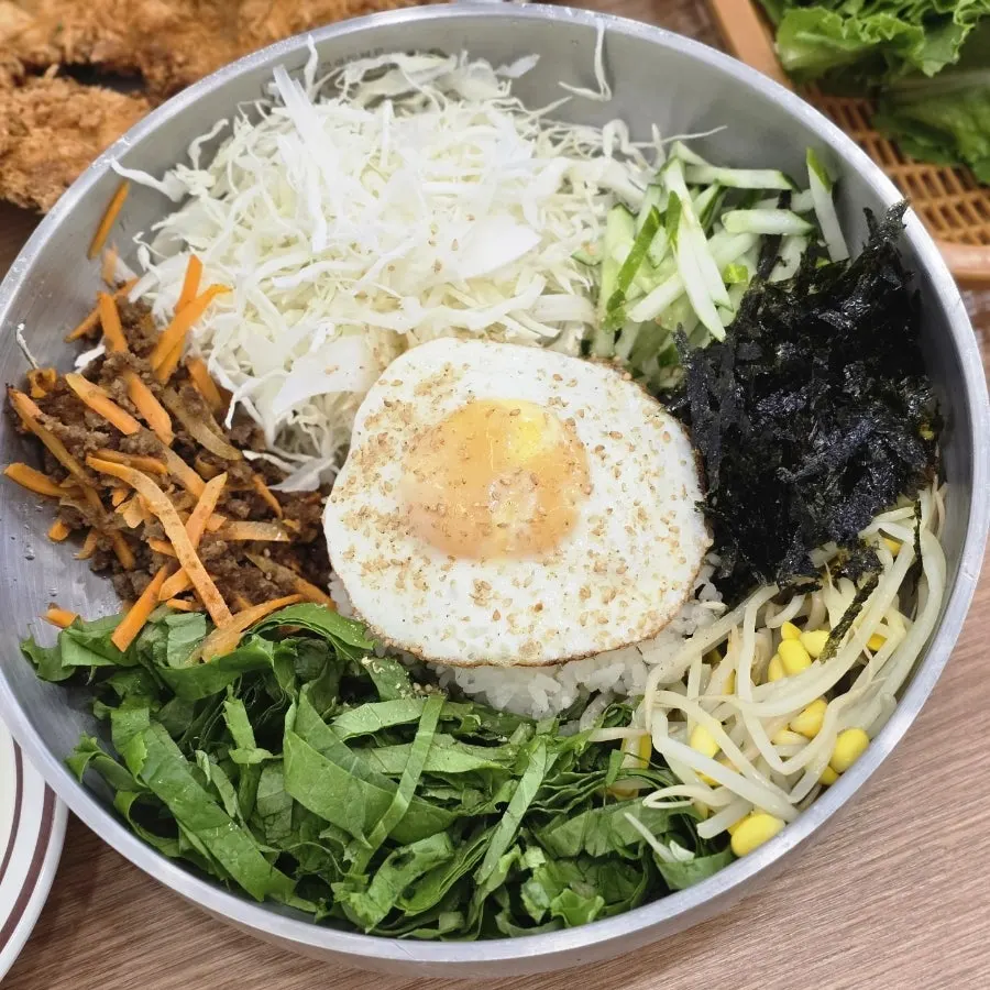 접시를 덮을 만큼 큰 더블돈까스