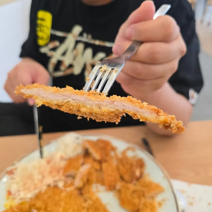 먹기 좋게 썰어놓은 왕돈까스
