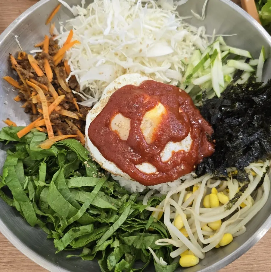 채소와 계란후라이가 올라간 진심 왕비빔밥