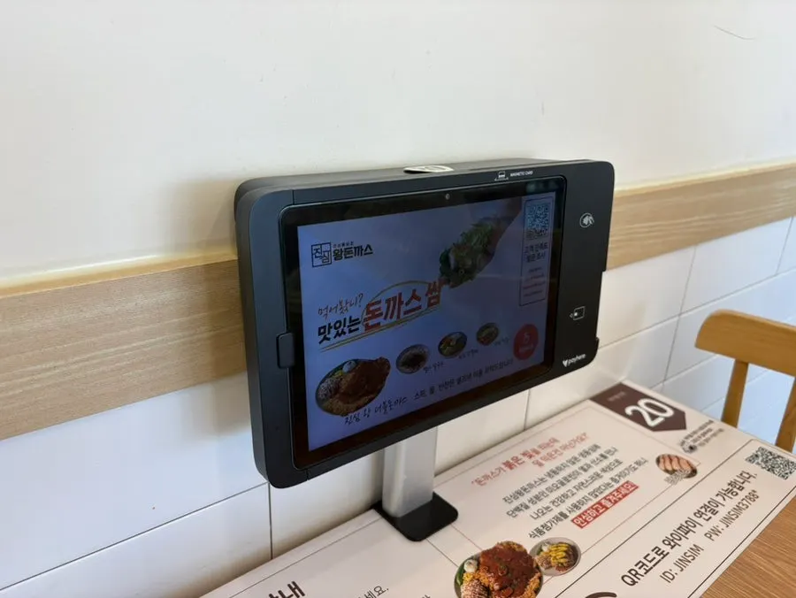깔끔하게 정리된 매장 홀 좌석