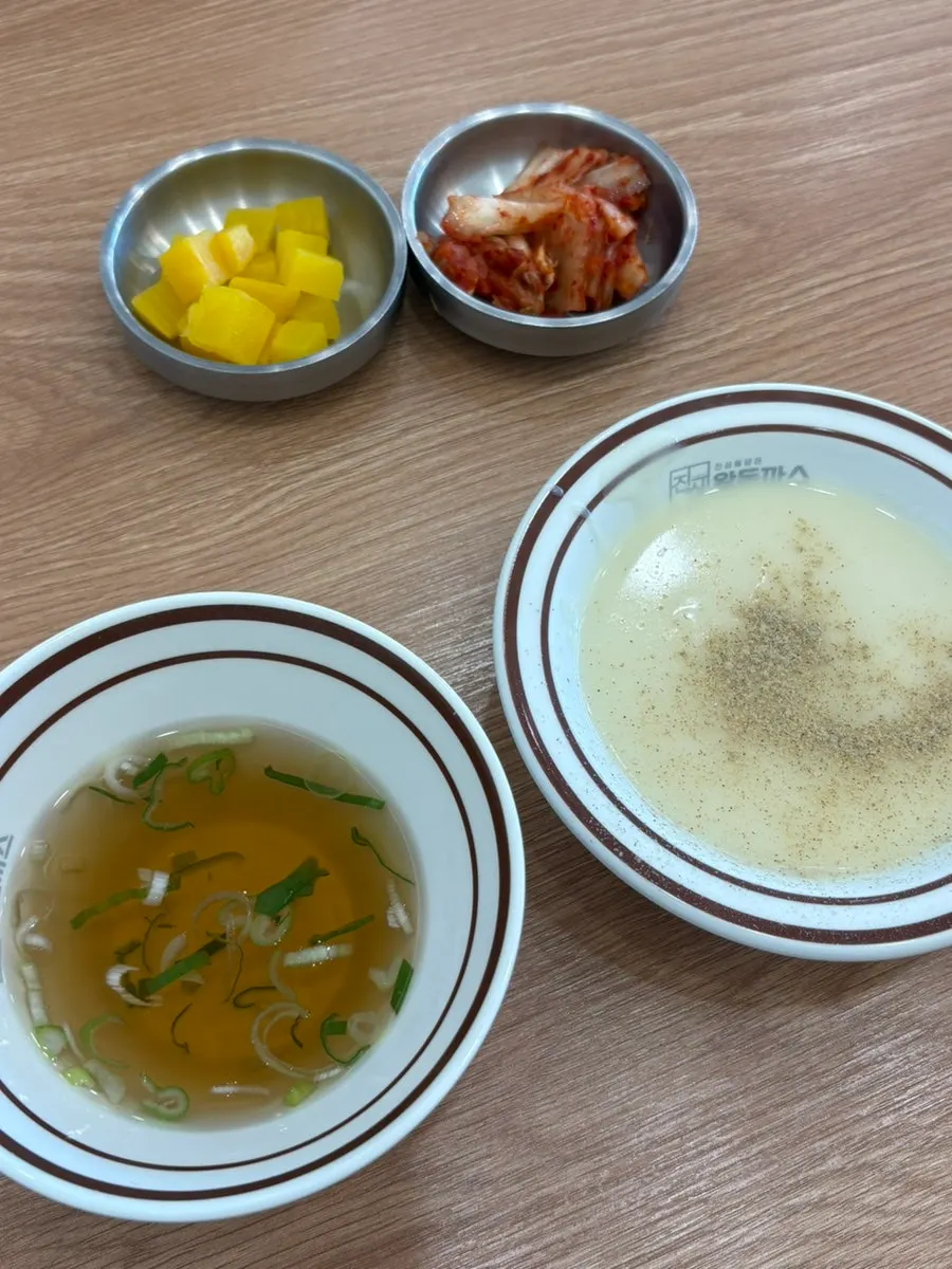 테이블 옆에 보관된 칼과 포크
