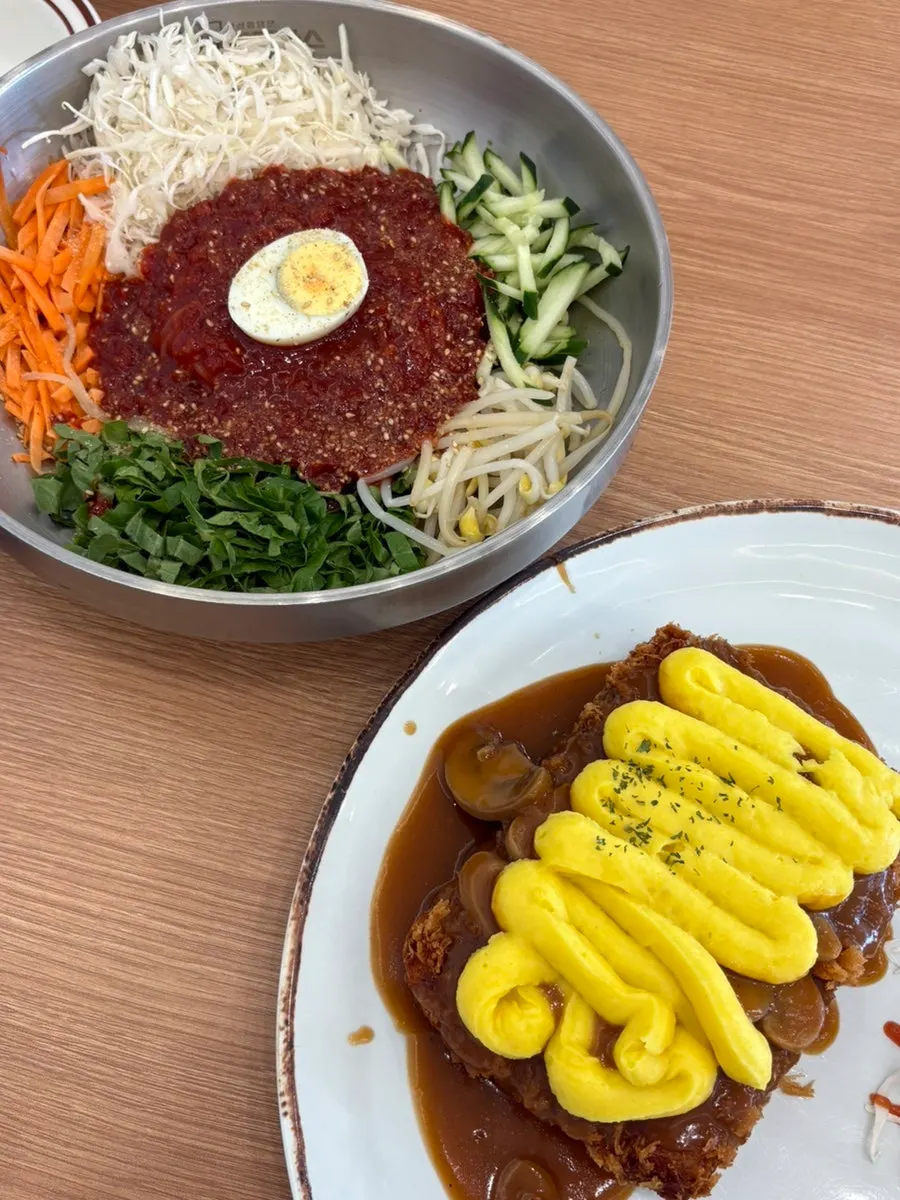 후추를 뿌린 크림스프 한 컵