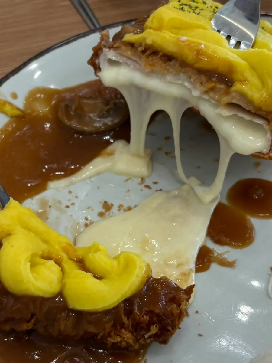 칼로 자른 고구마치즈돈까스 단면