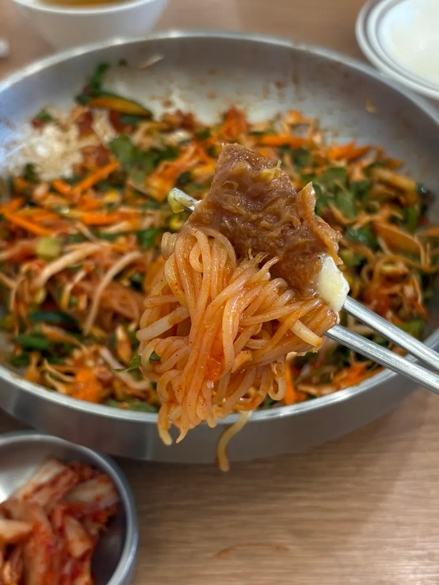 쫄면 면발을 집어 올린 모습